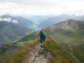 Zwei Wanderinnen auf Gipfelgrat