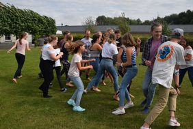 Jugendliche rennen auf einer Wiese