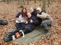 Jugendliche im Wald mit Beinschiene