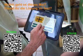 Hand hält Tablet mit digitalem Kreuzworträtsel, im Hintergrund unscharfe Personen, zwei QR-Codes unten links und rechts, orange und grüne Textüberschriften