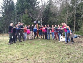 Wandergruppe vor Grenzmakierung in BaWü