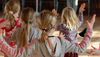 Kinder in Tanzpose von hinten