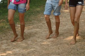 Jungen barfuß kitzeln